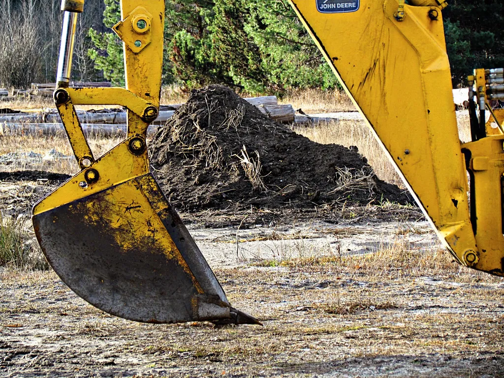 Excavadora trabajando en terreno de obra