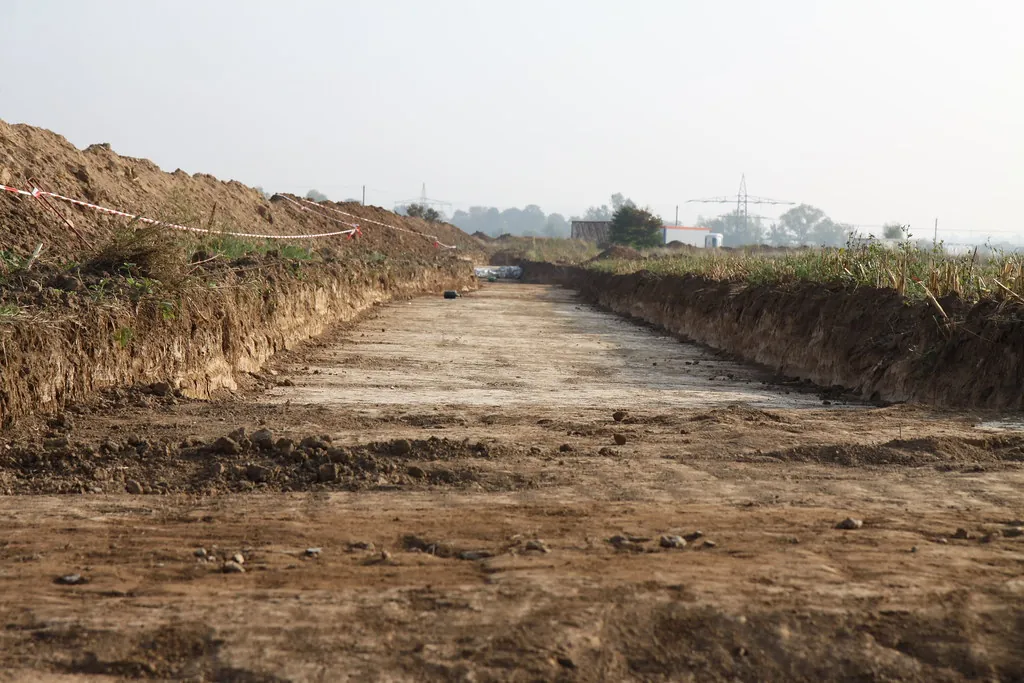 Trazo y terracería de un camino en obra